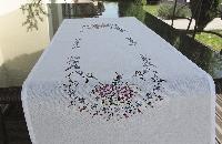 Fleurs roses et bleues, chemin de table point de croix Brodélia