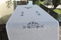 Motifs Mauves, chemin de table point de croix Brodélia