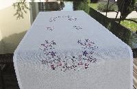 Fleurs Mauves et Violettes, chemin de table Brodélia, Broderie Traditionnelle.